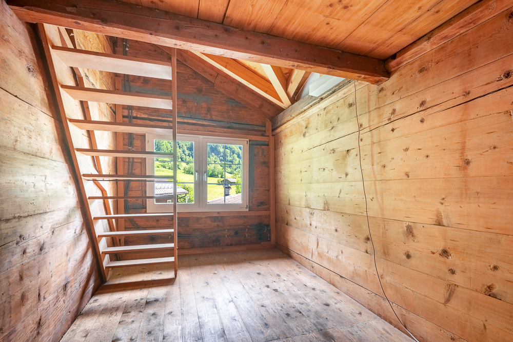 Holzraum mit Treppe und Fenster