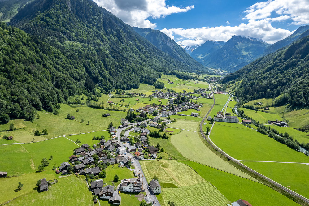 Luftaufnahme eines alpinen Tals