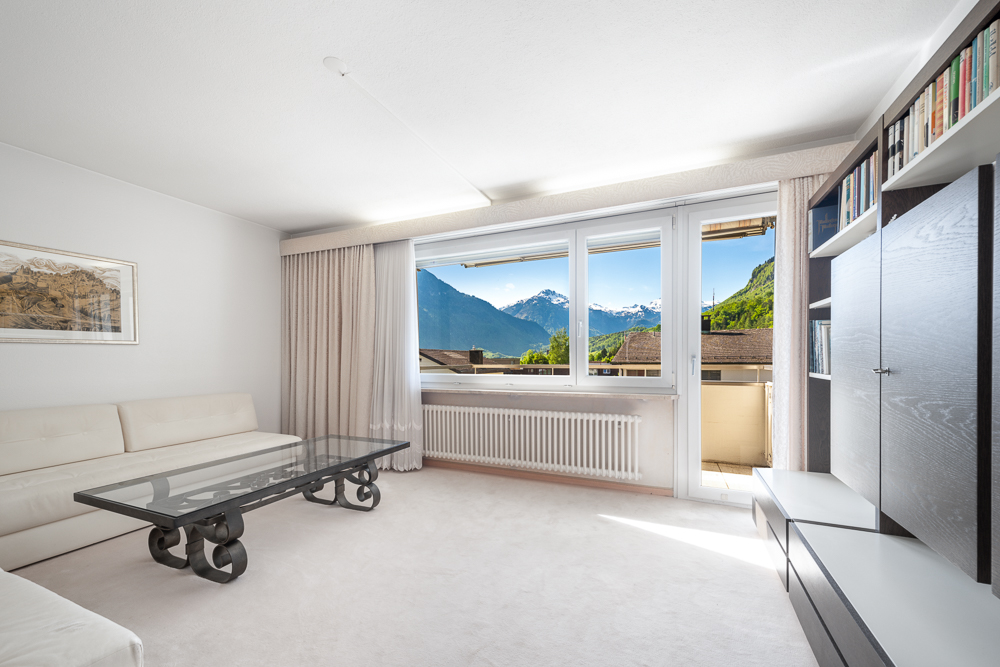 Helles Wohnzimmer mit Bergblick