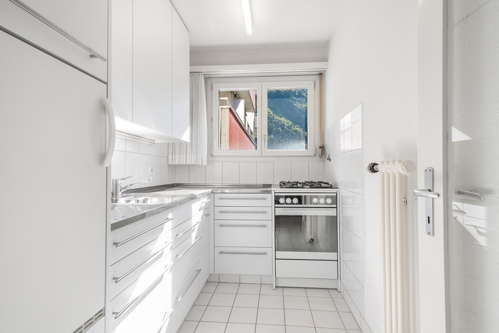 Kleine helle Küche mit Fenster