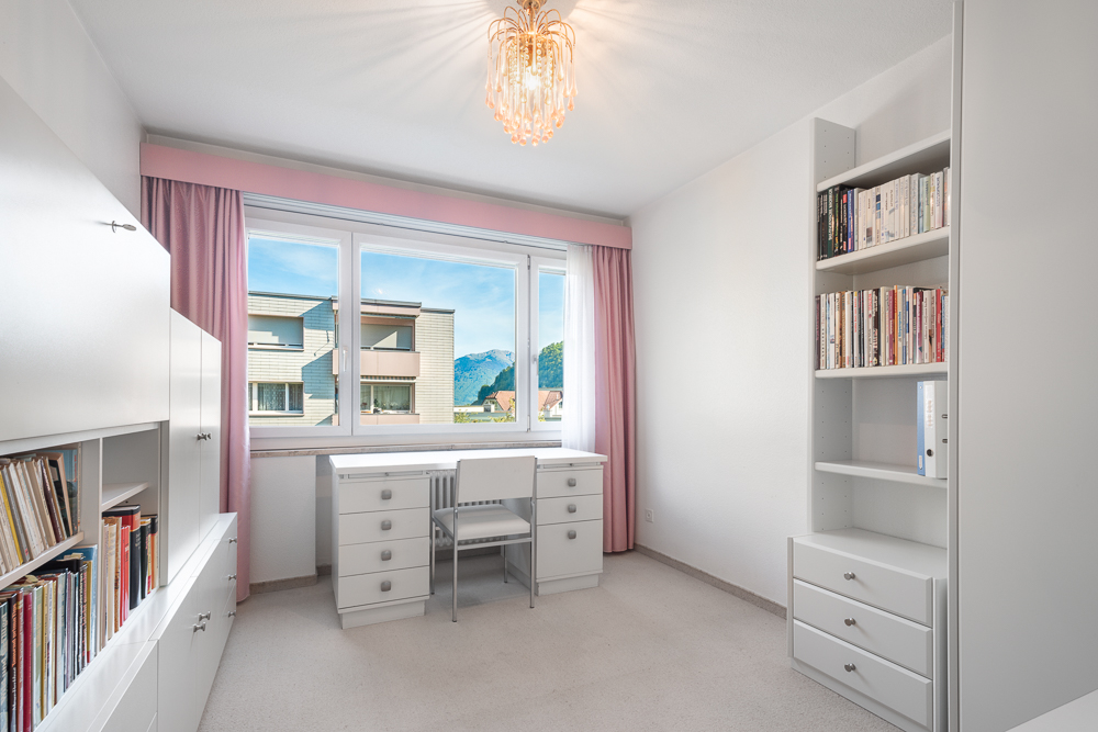 Helles Arbeitszimmer mit Blick ins Freie