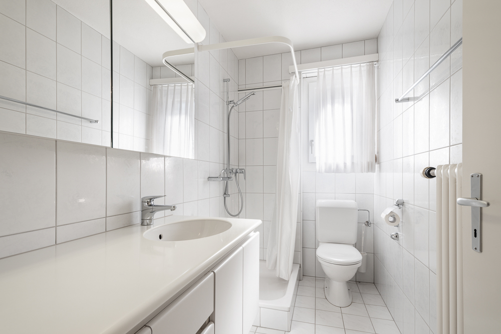 Helles Badezimmer mit Dusche und WC