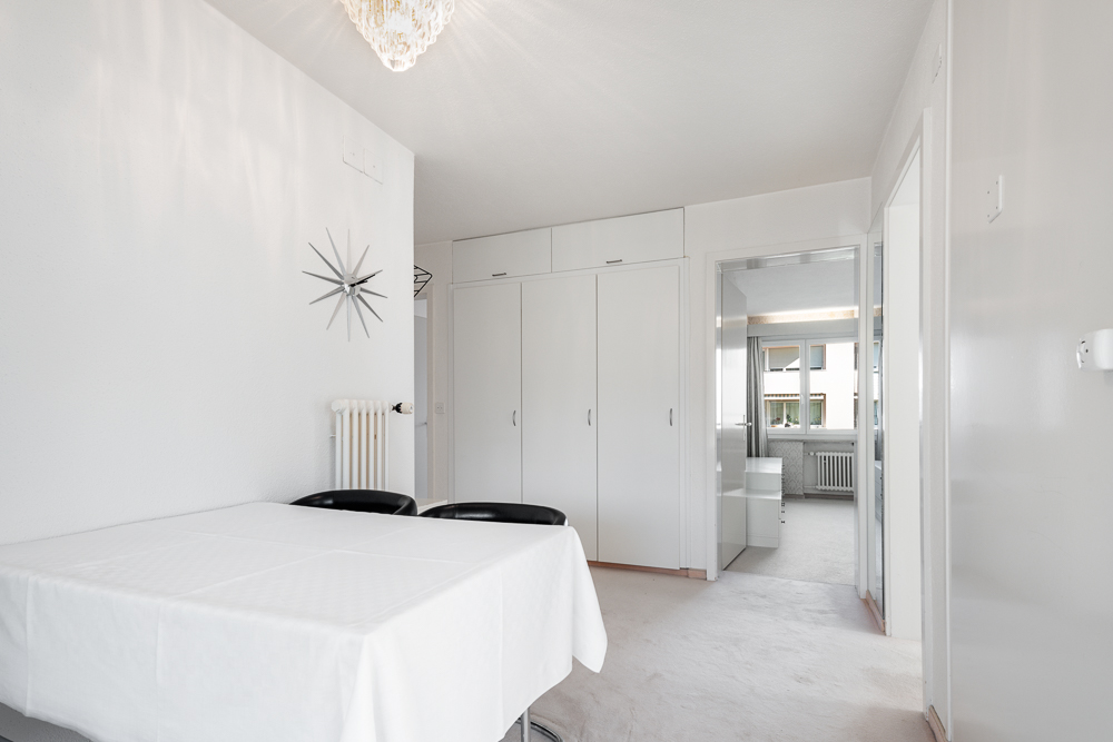 Helles Schlafzimmer mit Einbauschrank
