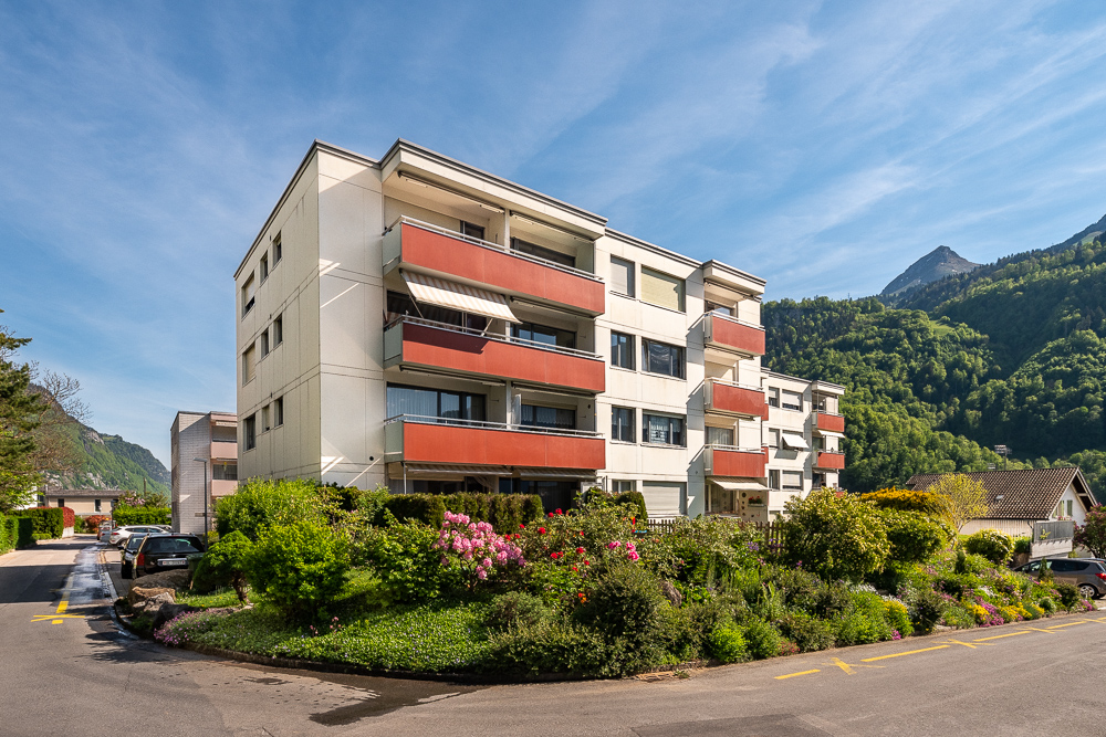 Mehrfamilienhaus mit Balkonen in grüner Berglage
