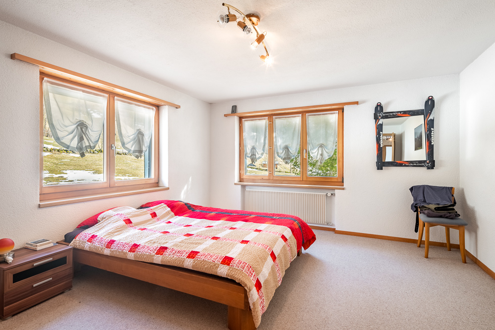 Helles Schlafzimmer mit Doppelbett und Holzmöbeln