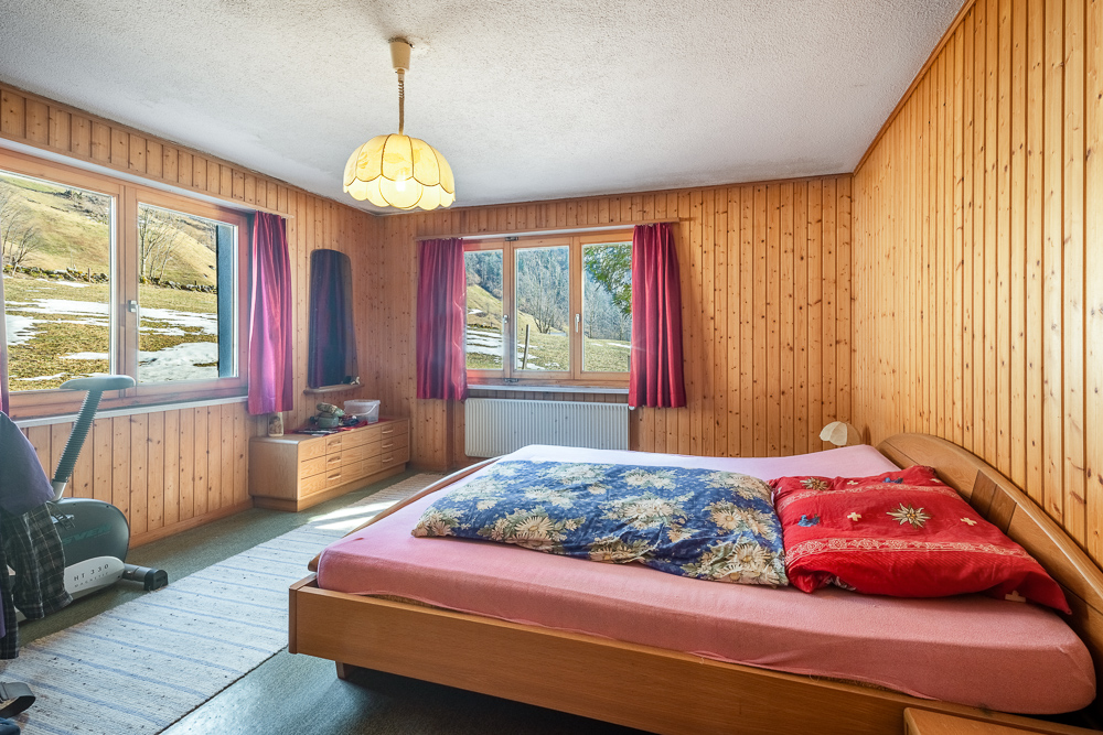 Helles Schlafzimmer mit Holzvertäfelung