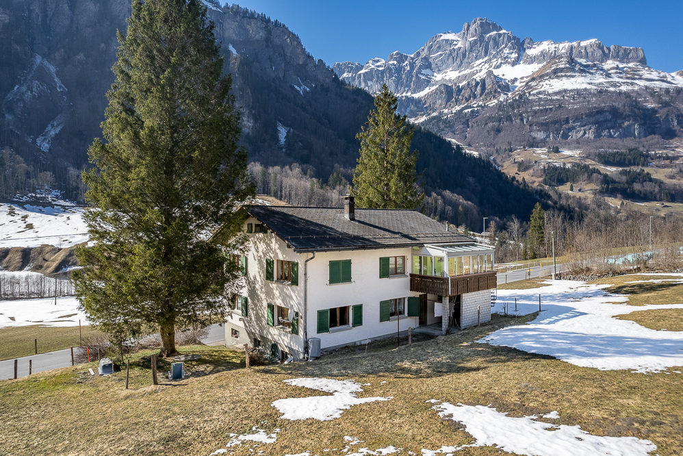 Alpenhaus mit Bergpanorama
