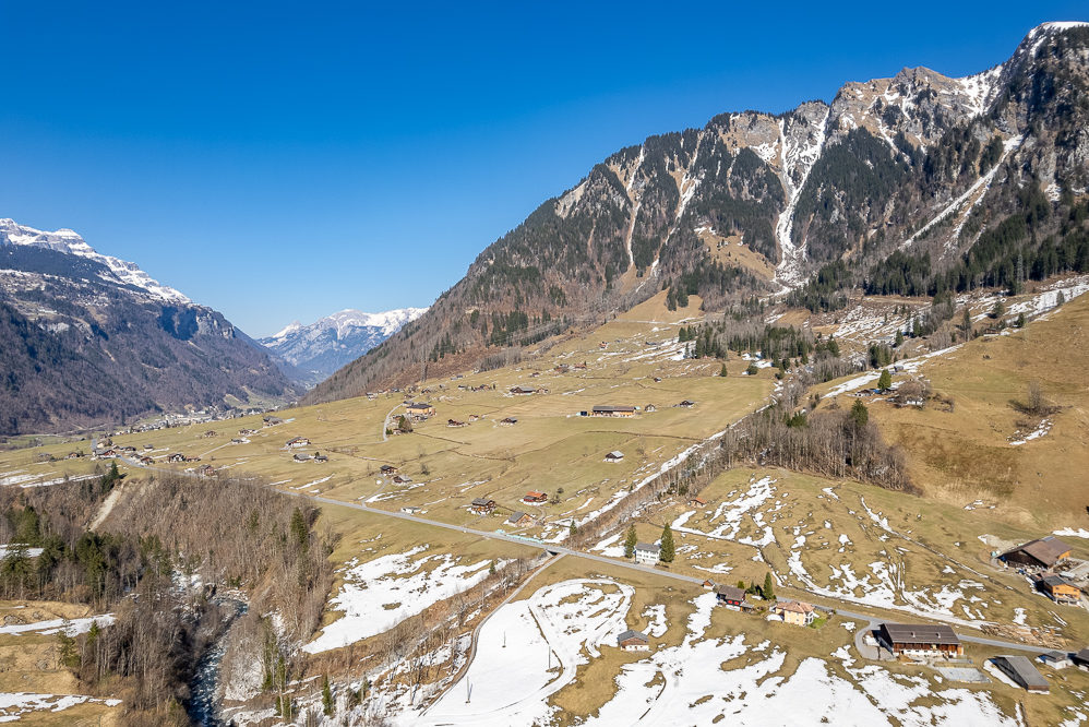 Alpenlandschaft mit Tal und Bergen