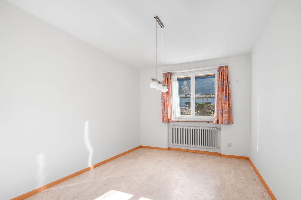 Heller leerer Raum mit Fenster und Heizung