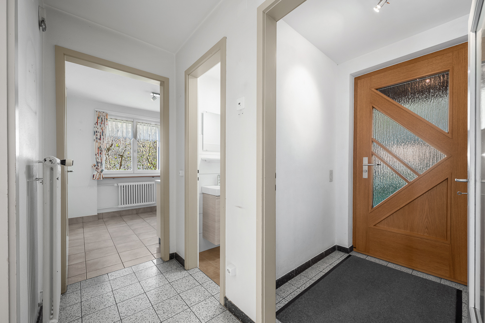 Eingangsflur mit Türen in angrenzende Räume