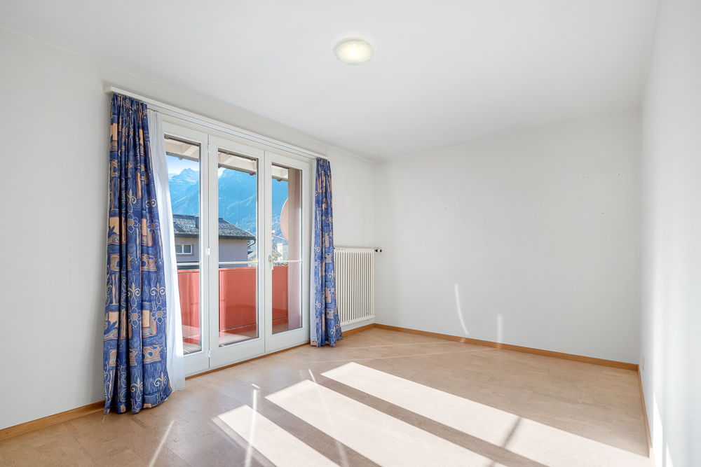 Helles, leeres Zimmer mit Balkonzugang