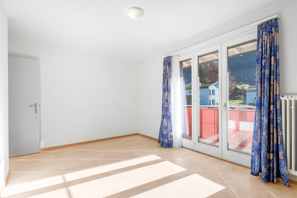 Leeres Schlafzimmer mit Balkonzugang