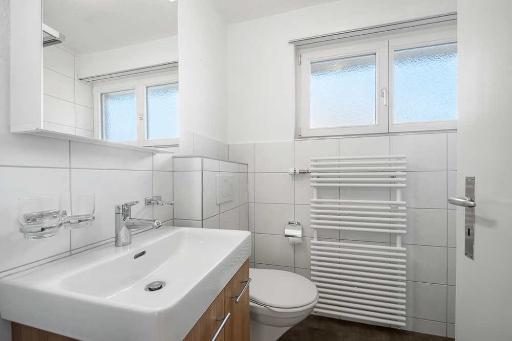 Kleines, helles Badezimmer