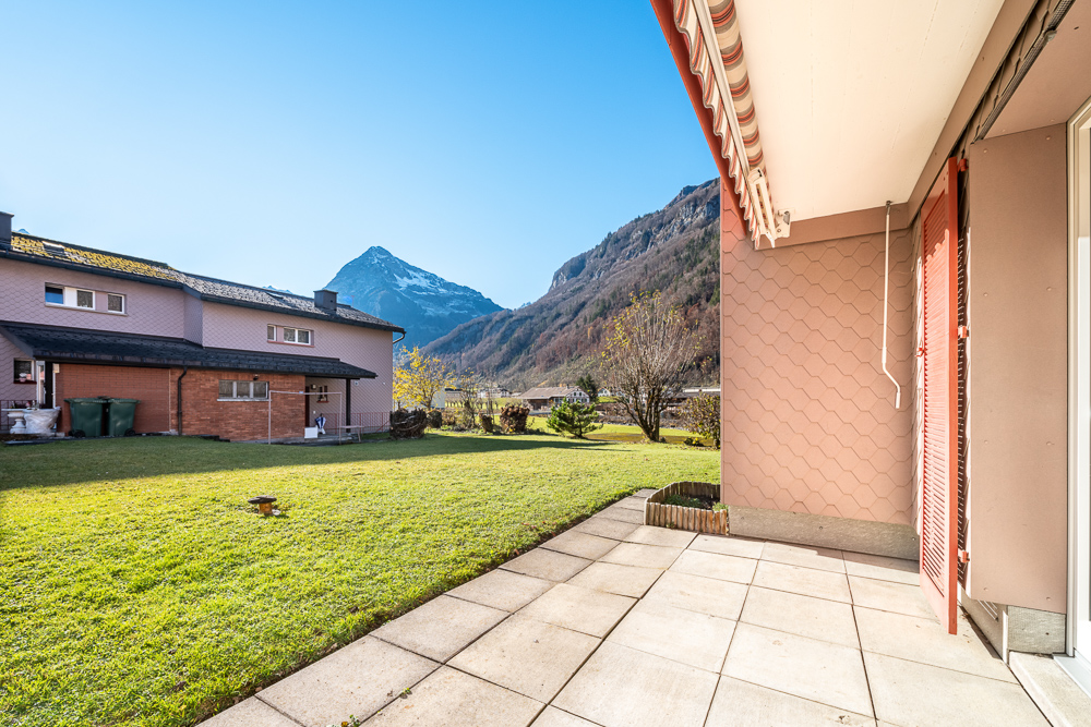 Balkon mit Berg- und Gartenblick