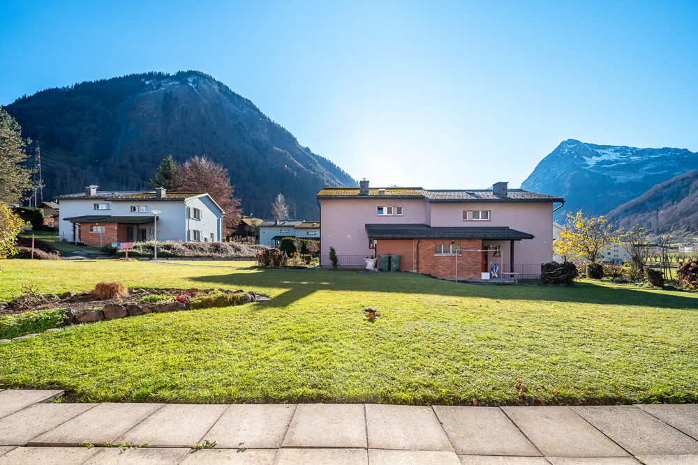 Landschaftliches Wohnhaus mit großem Garten