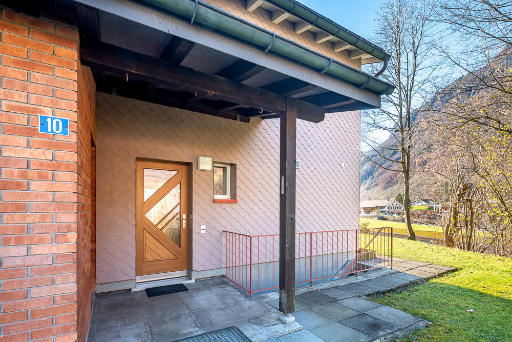 Hauszugang mit überdachter Terrasse