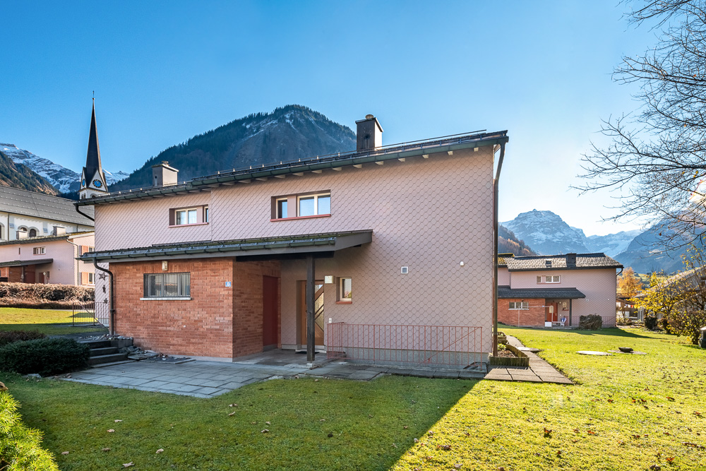 Außenansicht eines Wohnhauses mit Bergkulisse