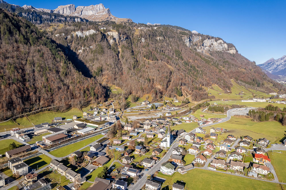 Luftaufnahme eines alpinen Dorfes im Tal