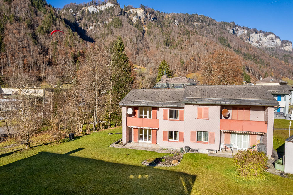 Alpenhaus mit Garten und Bergkulisse