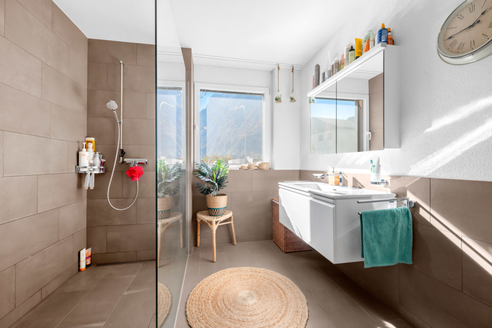 Helles, modernes Badezimmer mit Dusche und Waschtisch
