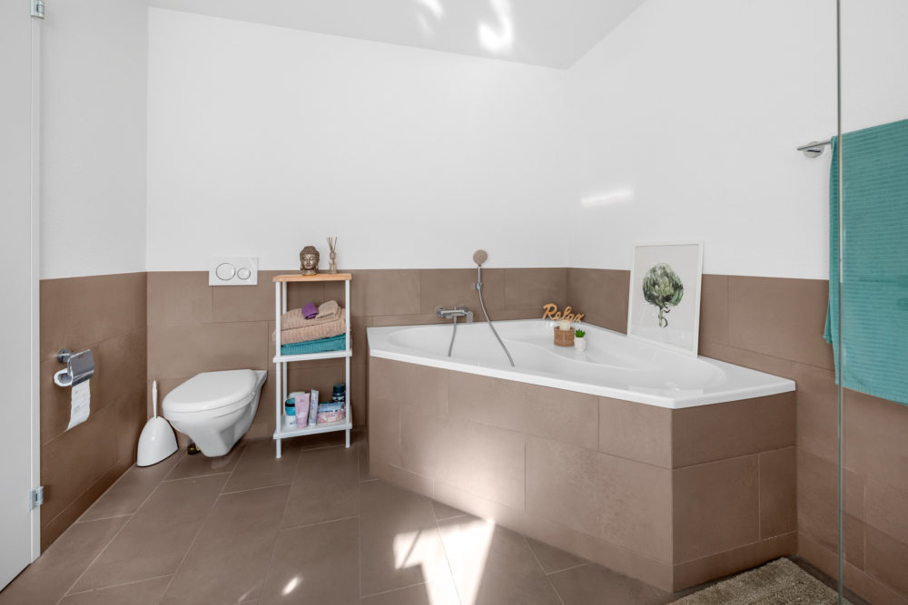 Modernes Badezimmer mit Badewanne und WC