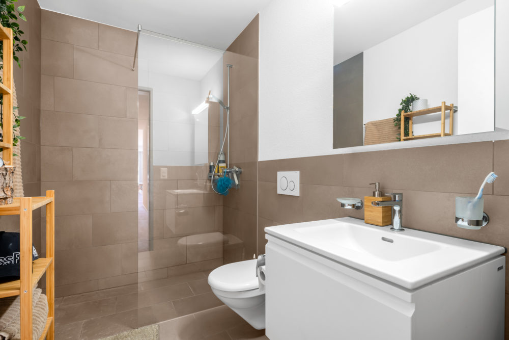 Modernes Badezimmer mit Walk-in-Dusche und Waschtisch