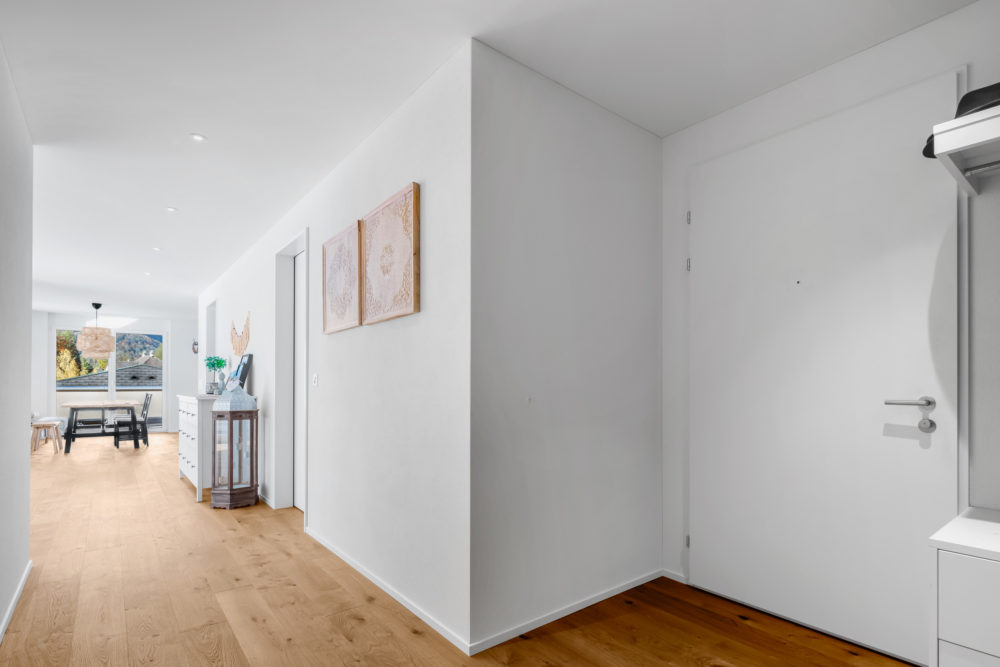 Heller Flur mit Blick zum Essbereich