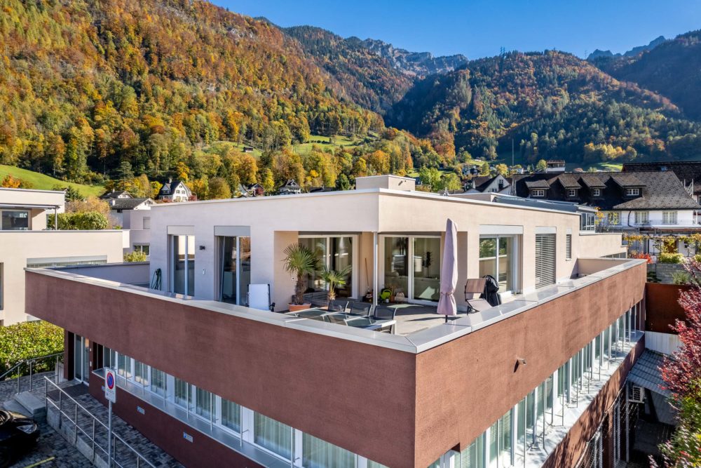 Moderne Dachterrasse mit Bergblick