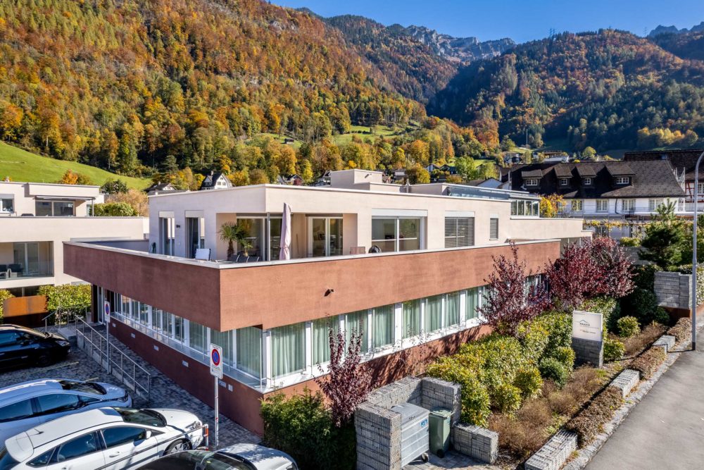Modernes Gebäude mit Bergkulisse