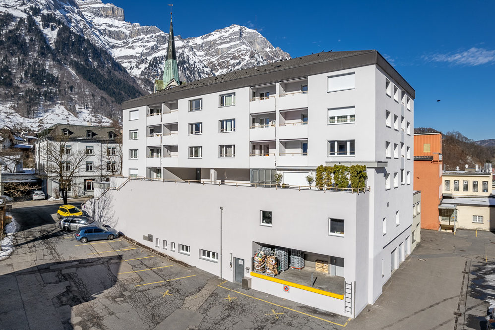 Wohnhaus in alpiner Lage mit Innenhof und Parkplatz