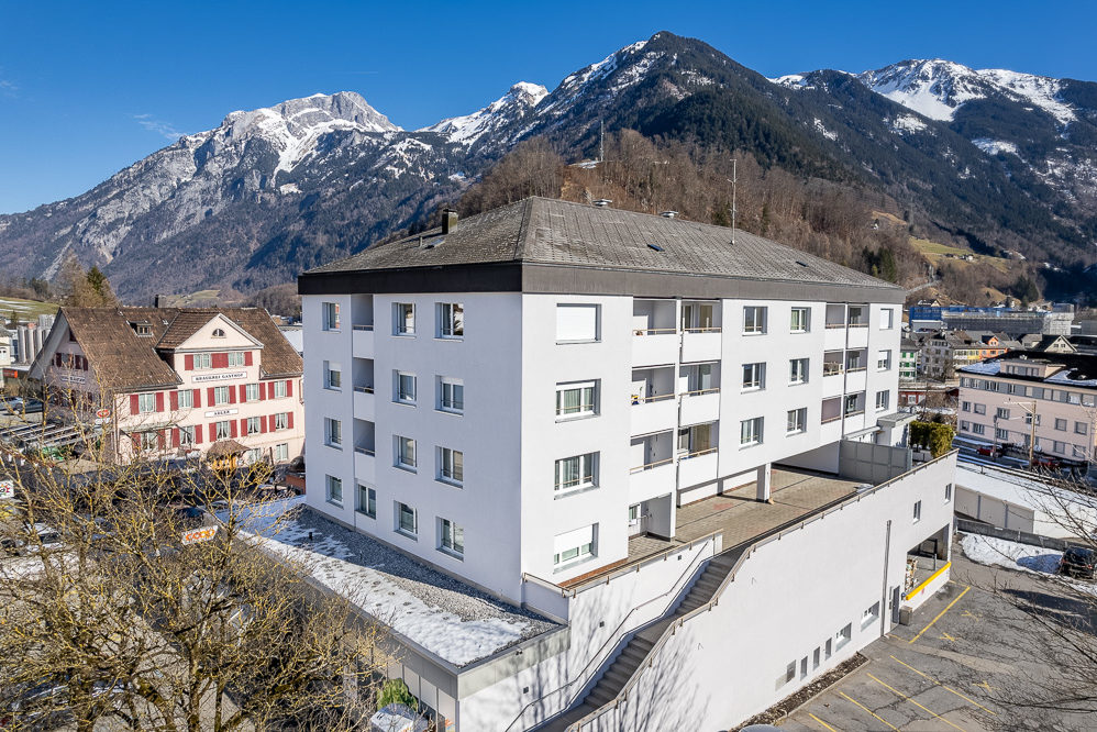 Mehrfamilienhaus mit Bergblick