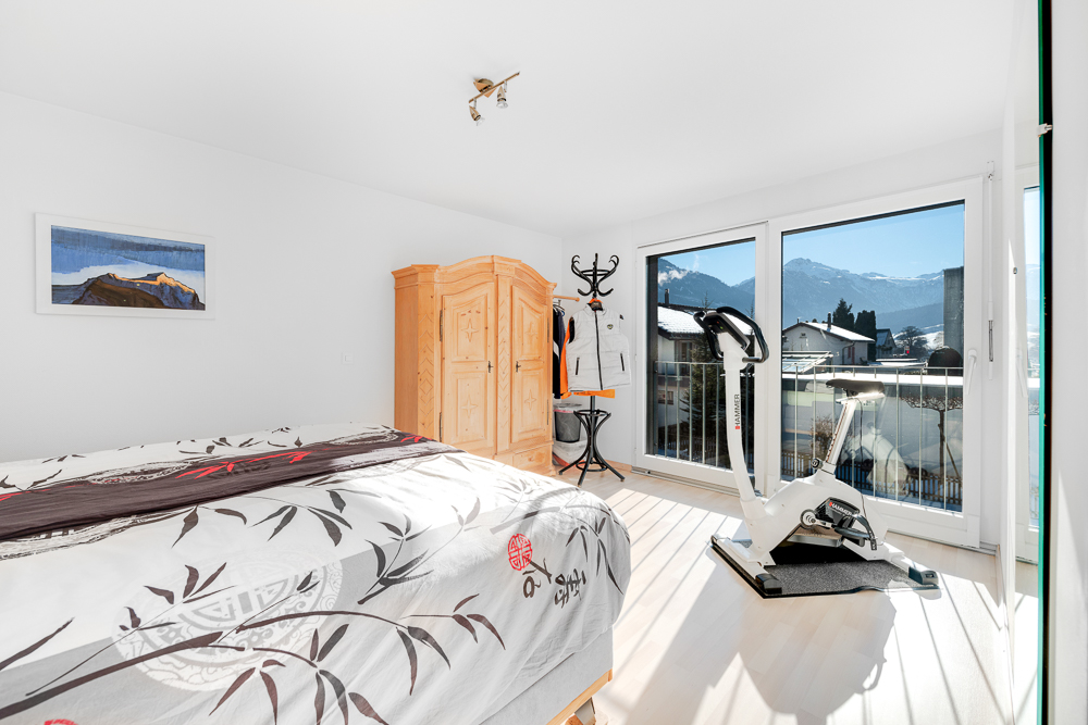 Helles Schlafzimmer mit Balkonblick
