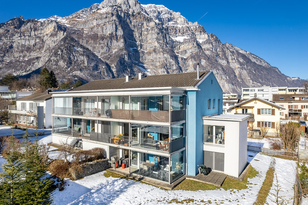 Mehrfamilienhaus mit Bergkulisse