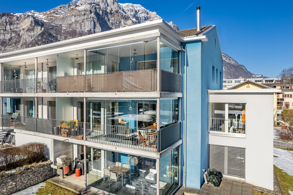 Modernes Mehrfamilienhaus mit Alpenblick