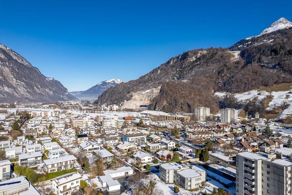 Bergstadt mit Schneelandschaft
