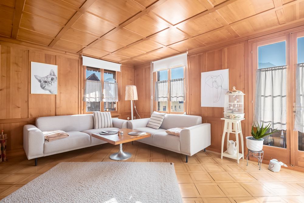 Helles Holz-Wohnzimmer mit Sofa
