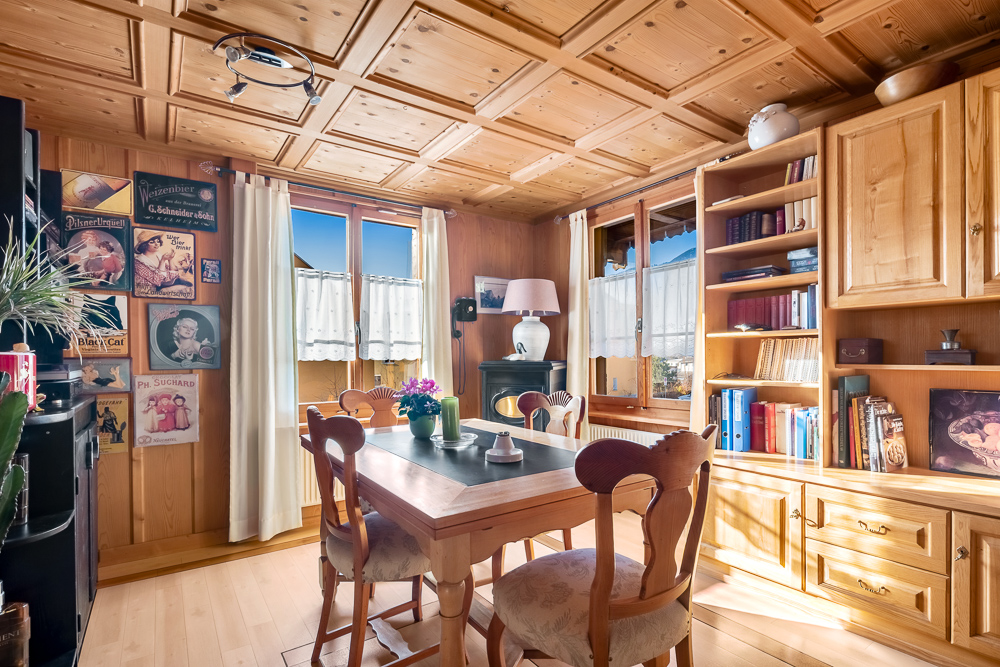 Gemütliches Esszimmer mit viel Holz