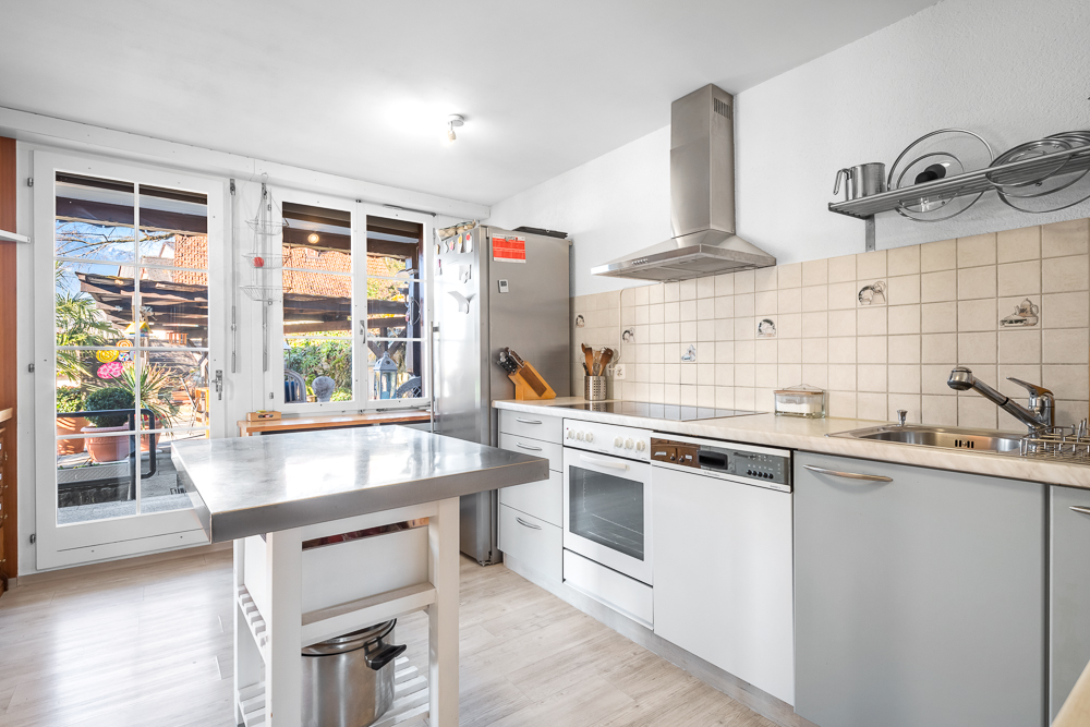 Helle Küche mit Terrassenzugang