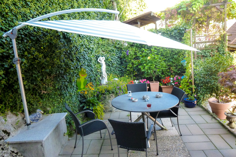 Überdachte Garten-Terrasse mit Sitzgruppe