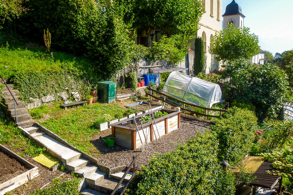Terrassierter Garten mit Gewächshaus