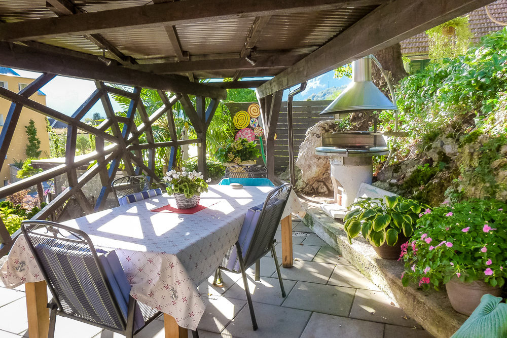 Überdachte Terrasse mit Grillplatz und Essbereich