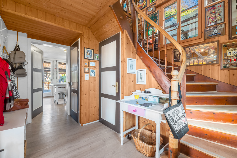 Holzvertäulter Flur mit Treppe