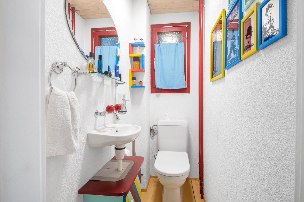 Kleines, farbenfrohes Gäste-WC