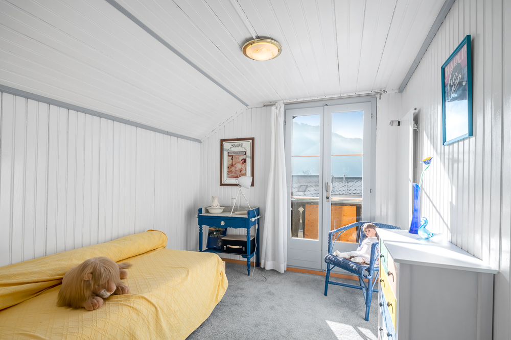 Helles Dachzimmer mit Balkonzugang