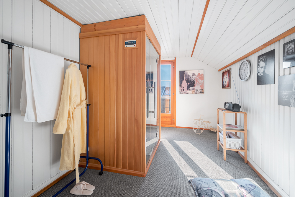 Flur mit Dachschräge und Sauna