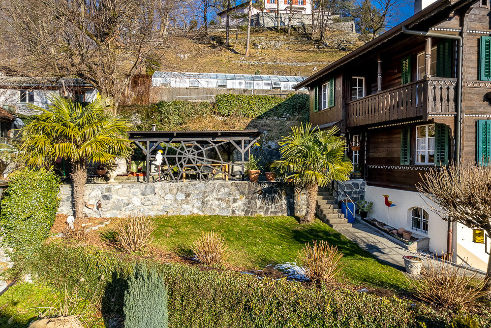 Garten mit Holzhaus und Pergola