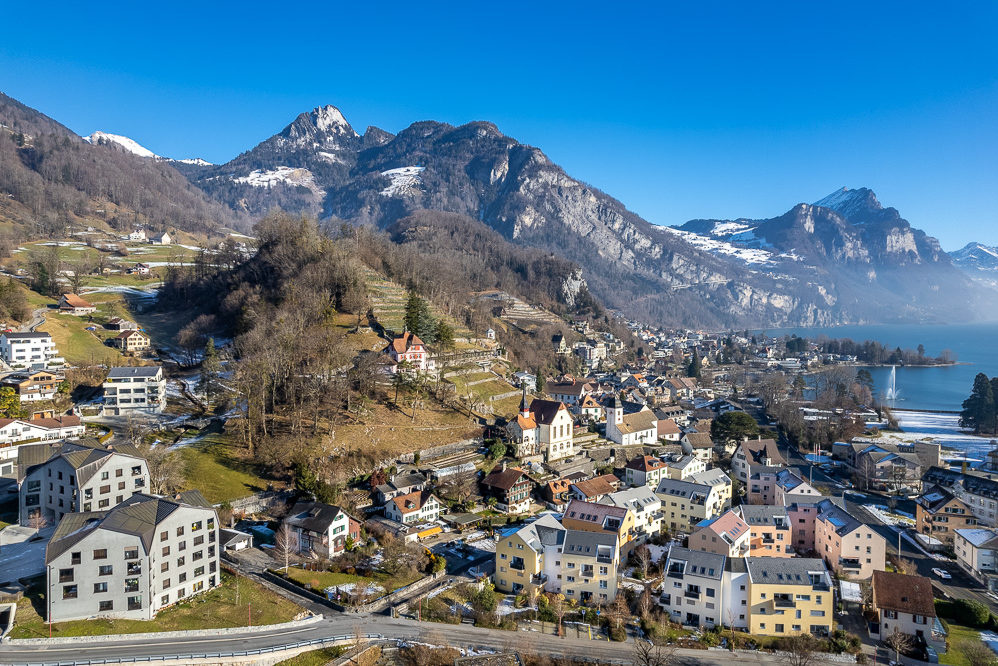 Panoramablick auf eine Bergstadt am See