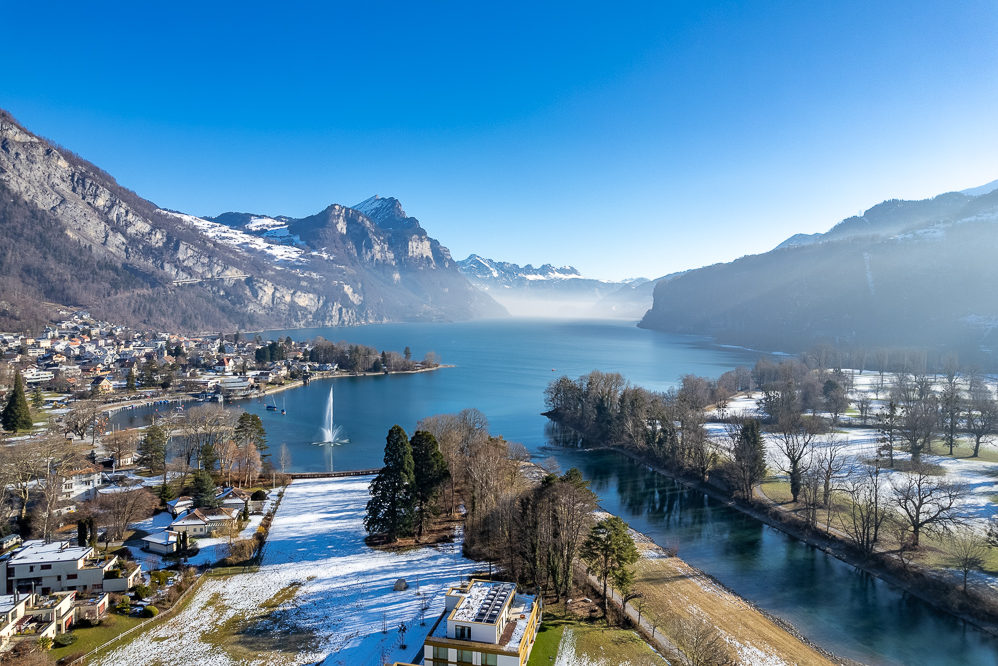 Panoramablick auf See und Berge