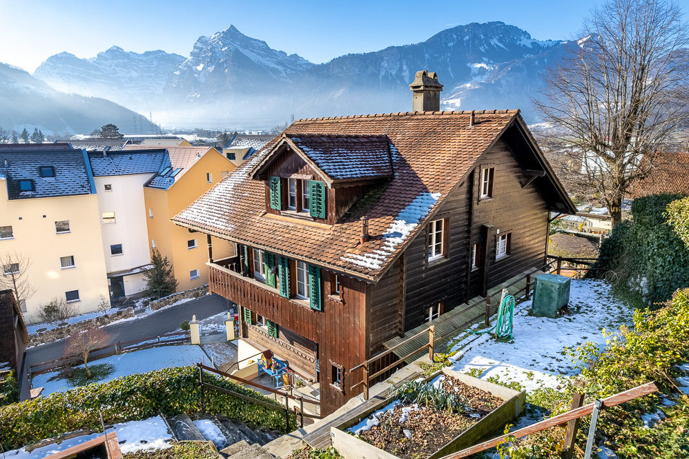 Alpenhaus mit Bergpanorama