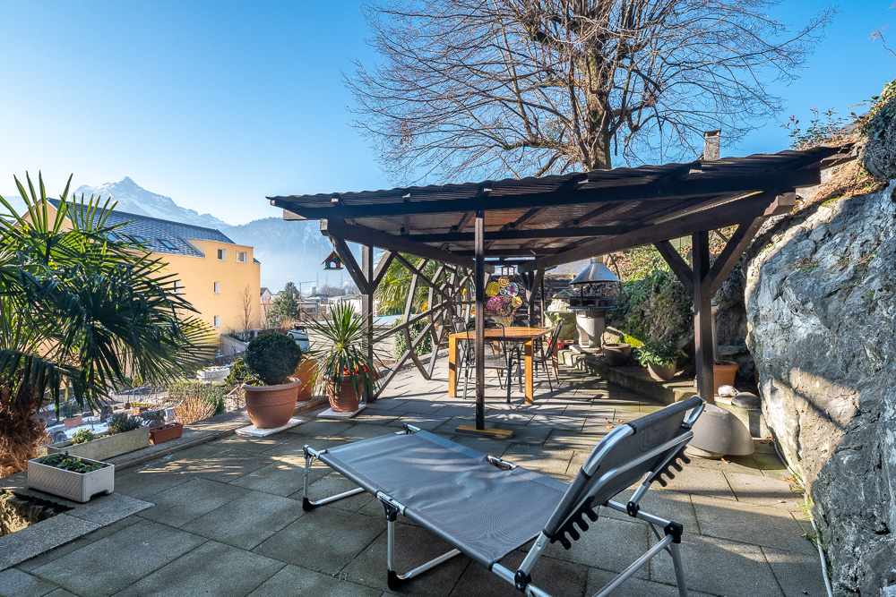 Terrasse mit Pergola und Bergblick